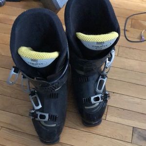 Men size 9 ski boots